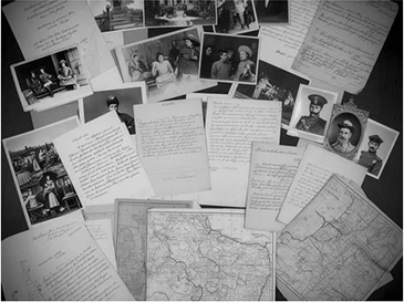 Historische Unterlagen auf einem Archiv Tisch